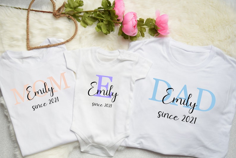 Tenue familiale ensemble assorti tenue maman papa et bébé tenue t-shirt famille t-shirt maman t-shirt papa et body bébé t-shirt enfant look partenaire image 2