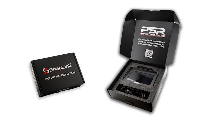 Peut inclure: Une bo&icirc;te noire avec le texte "SnapLink" et "Mounting Solution" sur le devant. La bo&icirc;te est ouverte et contient un appareil noir avec un &eacute;cran et un c&acirc;ble. La bo&icirc;te est &eacute;tiquet&eacute;e "PSR Printed Sim Racing" et comprend des instructions pour visiter leur site Web pour les instructions d'installation.
