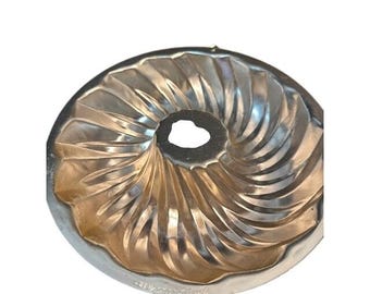 Vintage A.H.C. St. Louis 1963 Aluminum Swirl Bundt Cake Mold Pan 4 Cup 8.5 Inch