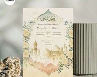 Könnte beinhalten: Eine Ramadan Mubarak Einladungskarte mit einem hellbraunen Hintergrund und einer weißen Moscheensilhouette. Die Karte hat einen floralen Rand mit weißen Blumen und grünen Blättern. Der Text auf der Karte lautet "Ramadan Mubarak" in Arabisch und Englisch, sowie das Datum und die Uhrzeit der Veranstaltung. Die Adresse ist ebenfalls enthalten.