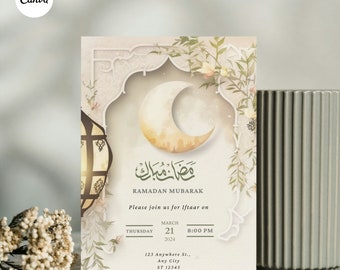 Könnte beinhalten: Eine Ramadan Mubarak Einladungskarte mit einem Halbmond und einem Laternenmotiv. Die Karte ist mit floralen Elementen verziert und hat einen weißen Hintergrund. Der Text auf der Karte lautet "Ramadan Mubarak" und enthält Details für eine Iftar-Veranstaltung am Donnerstag, den 21. März 2024 um 20:00 Uhr. Die Adresse lautet 123 Anywhere St., Any City, ST 12345.