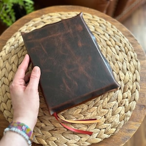 Biblia/Diario personalizada en piel auténtica de bisonte, de líneas finas, con márgenes anchos y grabado de nombre.