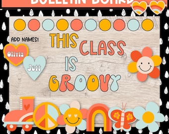 Puede incluir: Un tablero de anuncios con un fondo de madera y el texto "This Class Is Groovy" en letras retro de colores. El tablero está decorado con símbolos de paz, flores, arcoíris y un patín. También hay dos etiquetas de nombre en forma de corazón con los nombres "Olivia" y "Jett" escritos en ellas.