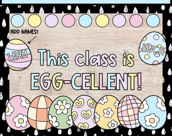 Könnte beinhalten: Ein Bulletin Board mit Holzmaserung im Hintergrund und dem Text "This class is EGG-CELLENT!" in bunten Buchstaben. Es gibt bunte Eier mit verschiedenen Mustern und Namen darauf geschrieben. Das Bulletin Board ist mit einem blauen Banner verziert, auf dem "classroom decor" und "SPRING AND EASTER BULLETIN BOARD" steht.