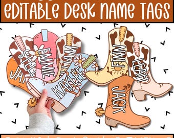 Puede incluir: Etiquetas de escritorio con forma de bota de vaquero. Cada etiqueta muestra un nombre diferente, con un tema country. Las etiquetas son de varios colores, incluyendo rosa, azul y naranja, con diseños florales y de piel de vaca. El texto dice 'Decoración de aula'.