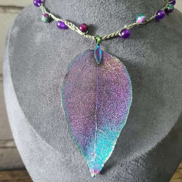 Collier au crochet à breloques feuille d'or violet avec perles rondes de jade violet et de zoisite sur cordon ciré bleu gris. Grand pendentif doux pour le cou