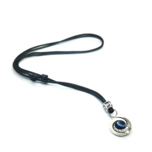 Puede incluir: Un collar de cordón negro con un dije de plata con un diseño de ojo azul malvado.