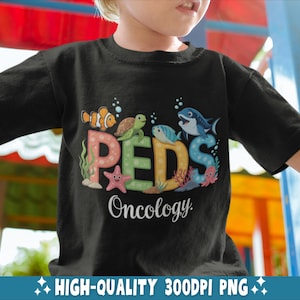 以下が含まれることがあります： カラフルな文字で「PEDS」と書かれた黒いTシャツ。それぞれの文字は海の生き物で飾られています。「Oncology」の文字が白で下に書かれています。Tシャツには「HIGH-QUALITY 300DPI PNG」の文字も入っています。