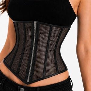 Pu&ograve; includere: Corsetto in rete nera con chiusura a zip frontale. Il corsetto presenta pannelli verticali e finiture in similpelle. L'indumento &egrave; progettato per stringere la vita.