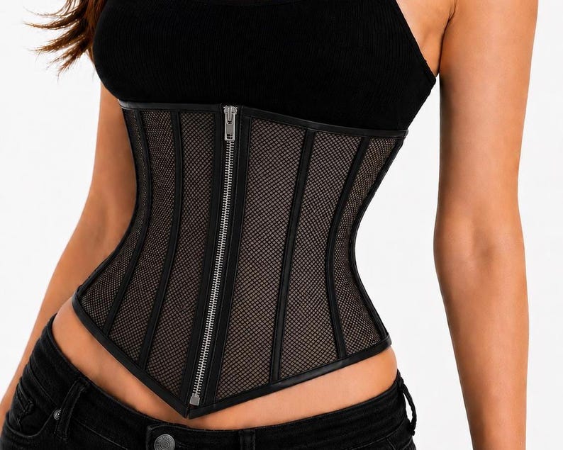 Pu&ograve; includere: Corsetto in rete nera con chiusura a zip frontale. Il corsetto presenta pannelli verticali e finiture in similpelle. L'indumento &egrave; progettato per stringere la vita.