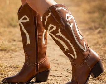 Botas vaqueras de tacón bordado estilo western Botas vaqueras con lazo Botas vaqueras color almendra Punta puntiaguda Tacón grueso Botas vaqueras estilo western bordadas