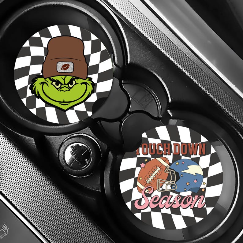 Puede incluir: Dos posavasos para coche con fondo a cuadros blancos y negros. Un posavasos presenta un personaje de dibujos animados verde con un sombrero marr&oacute;n. El otro posavasos tiene un bal&oacute;n de f&uacute;tbol y un casco con las palabras "Touch Down Season".
