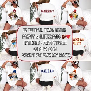 Könnte beinhalten: Weiße T-Shirts mit Football-Motiven und Teamnamen wie "Tampa Bay", "Kansas City" und "Dallas". Das Bild enthält auch Text: "32 Football Teams Bundle, Preppy & Glitter PNGs, Lettering + Preppy Design, 64 PNGs Total".