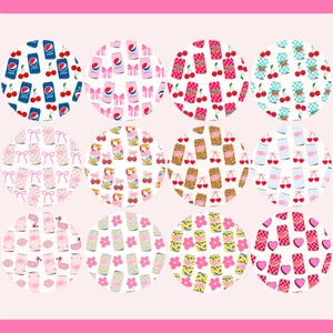 Könnte beinhalten: Eine Sammlung kreisförmiger Designs mit verschiedenen Mustern. Designs umfassen Limonadendosen mit Kirschen, Schleifen und floralen Motiven. Die Farben umfassen Rosa, Rot, Blau und Gelb. Das Gesamtthema ist eine verspielte und feminine Ästhetik.