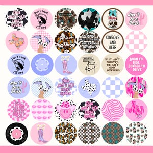 Könnte beinhalten: Eine Sammlung runder Aufkleber mit verschiedenen Designs und Texten. Zu den Designs gehören Kuhmuster, Cowboy-Stiefel, Umrisse des Bundesstaates Texas, Kakteen und Sätze wie "This Ain't My First Rodeo" und "Cowboys and Beer". Die Farbpalette ist hauptsächlich rosa, schwarz und weiß.