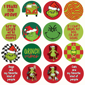 Puede incluir: Una colección de pegatinas redondas con temática navideña con el Grinch. Las pegatinas tienen varios diseños, incluyendo la cara del Grinch, citas como "I Brake for No One" e imágenes del Grinch con perros y gatos. La paleta de colores incluye verde, rojo y blanco.