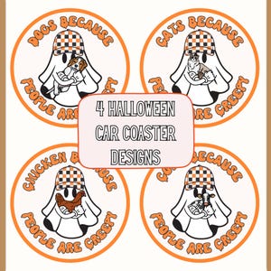 Könnte beinhalten: Vier runde Auto-Untersetzer-Designs mit einem weißen Geist, der eine schwarz-orange karierte Mütze trägt. Jeder Geist hält ein anderes Tier: Hund, Katze, Huhn oder Kuh. Der Text lautet: 4 HALLOWEEN CAR COASTER DESIGNS und PEOPLE ARE CREEPY.