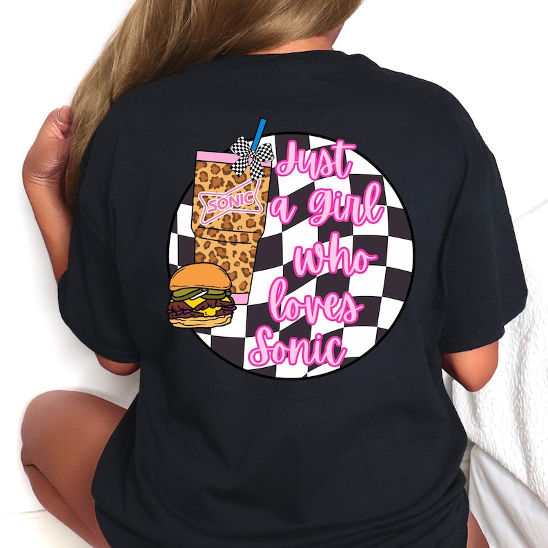 Op de afbeelding: Zwart T-shirt met een afbeelding van een Sonic-drankje, een hamburger en de tekst "Just a girl who loves Sonic" in roze. De drank heeft een luipaardprint en een geblokte rietje.