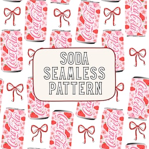 Könnte beinhalten: Ein nahtloses Muster mit rosafarbenen Coca-Cola-Dosen, verziert mit Erdbeeren, kleinen rosa Blüten und roten Schleifen. Ein zentrales rechteckiges Etikett mit abgerundeten Ecken enthält den schwarzen Text SODA SEAMLESS PATTERN.