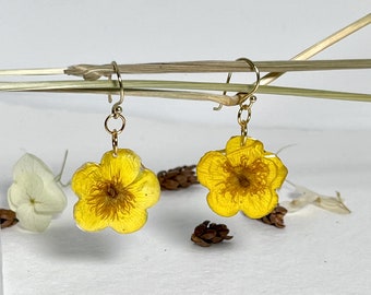 Earrings with buttercup flower, real flowers, pressed and resin, gift ideas for her, gift for women, girlfriend, friend, self-gift.