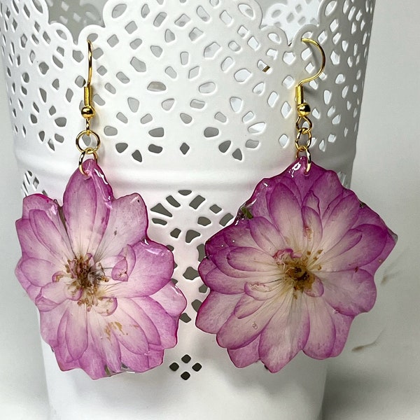 Boucles d'oreilles fleurs violettes, boucles d'oreilles faites main avec résine et fleurs, boucles d'oreilles fleurs à presser, idées cadeaux pour femmes, copines, amies.