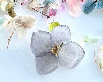 Broche con pétalo real  de hortensia, broche para mujer con flor real, regalo ella, joyas inspiradas en la naturaleza, flor real y resina