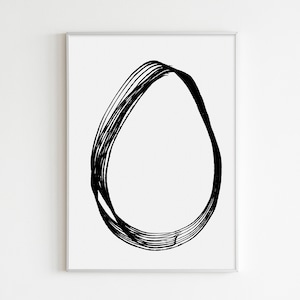 Könnte beinhalten: Schwarz-weißes abstraktes Kunst-Druckbild mit einer dicken, ovalen Linienzeichnung auf weißem Hintergrund.