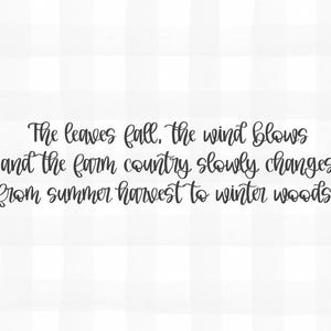K&ouml;nnte beinhalten: Wei&szlig;-grauer karierter Hintergrund mit schwarzem Schreibschrifttext: &bdquo;Die Bl&auml;tter fallen, der Wind weht und das Land ver&auml;ndert sich langsam von der Sommerernte zu den Winterw&auml;ldern&ldquo;.