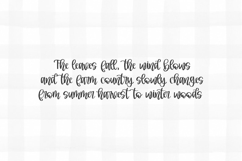 K&ouml;nnte beinhalten: Wei&szlig;-grauer karierter Hintergrund mit schwarzem Schreibschrifttext: &bdquo;Die Bl&auml;tter fallen, der Wind weht und das Land ver&auml;ndert sich langsam von der Sommerernte zu den Winterw&auml;ldern&ldquo;.