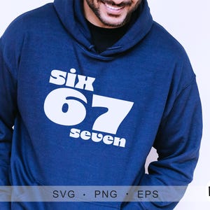Könnte beinhalten: Ein marineblauer Kapuzenpullover mit dem Text "six 67 seven" in Weiß. Der Kapuzenpullover hat eine Kapuze mit Kordelzug und eine Kängurutasche. Das Design ist im Retro-Stil.