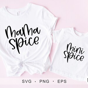 Pode incluir: Duas camisetas brancas com texto preto que diz "Mama Spice" e "Mini Spice". As camisas estão em um fundo rosa claro. A parte inferior da imagem tem o texto "SVG • PNG • EPS".