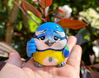 Lili la mésange bleue submergée – Figurine oiseau fait main