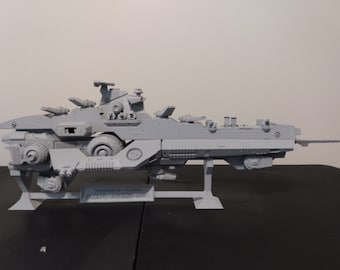 Könnte beinhalten: Ein graues 3D-gedrucktes Modell eines Raumschiffs mit detailliertem Design. Das Modell steht auf einem Ständer und hat den Text "VINDICATOR CLASS" und "DESTROYER" auf der Seite.