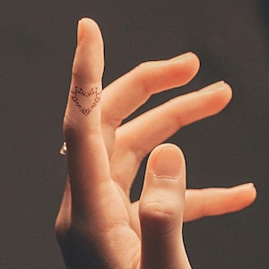 Hallo ich liebe dich paar BFF oder Selbstliebe Finger Tattoo 8.5 &quot;x11&quot; temporäres Tattoo Blatt Minimalist Alternative Hochzeit Ring für immer Herz Tats