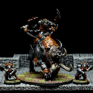 Könnte beinhalten: Ein schwarzer und orangefarbener Orc reitet auf einem Eber, an dessen Seite zwei weitere Orcs stehen. Der Eber trägt eine Rüstung und hat Stosszähne. Die Orcs halten Waffen.