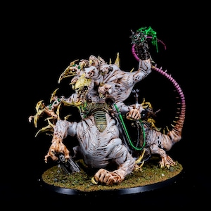 Könnte beinhalten: Eine weiße, mehrköpfige, monströse Kreatur mit grünen und goldenen Akzenten. Die Kreatur hat einen langen, rosafarbenen Schwanz und steht auf einem schwarzen Sockel mit grünen und braunen Akzenten.