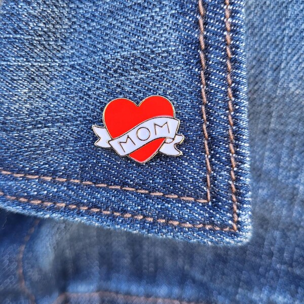 Small Mom Banner Tattoo Pike Red Heart Mother Mama Enamel Brooch Pin