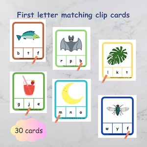 Actividad con tarjetas con clips para combinar sonidos iniciales, divertida actividad del alfabeto para niños, juego de combinación de letras para preescolar, tarjetas didácticas de aprendizaje para niños pequeños.