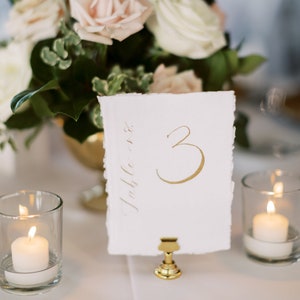 Numeri da tavolo con calligrafia moderna su carta fatta a mano, matrimonio, addio al nubilato/baby shower