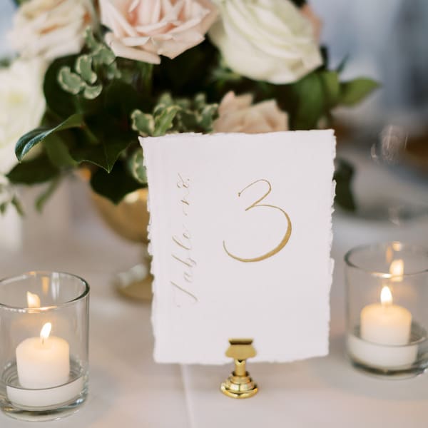Moderne Kalligraphie Tischnummern auf handgeschöpftem Papier, Hochzeit, Braut/Babyparty