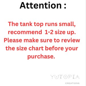 K&ouml;nnte beinhalten: Wei&szlig;er Hintergrund mit dem Wort "Attention" in Schwarz. Roter Text darunter besagt, dass das Tanktop klein ausf&auml;llt und empfiehlt, eine Nummer gr&ouml;&szlig;er zu w&auml;hlen. Enth&auml;lt den Markennamen "Yutopia Creations".