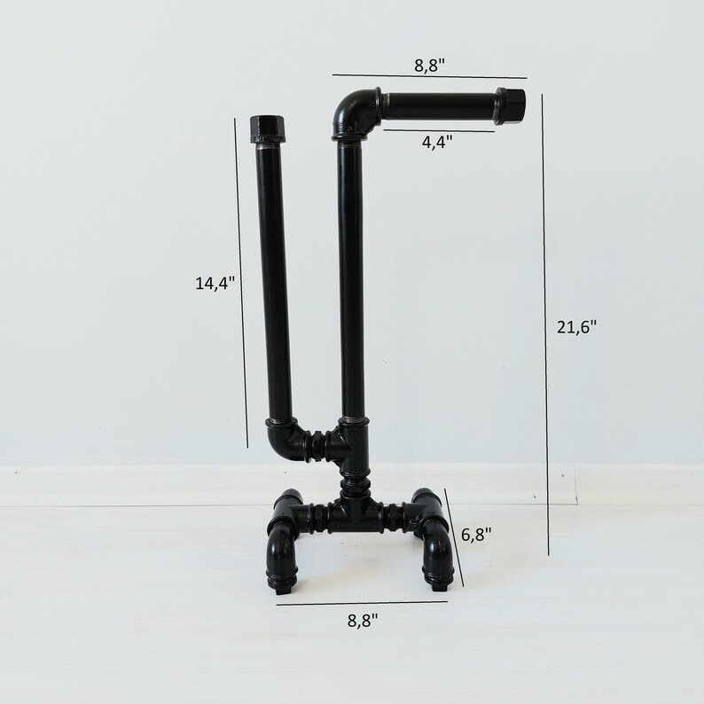 以下が含まれることがあります： U字型のデザインと4本の脚が付いた黒い金属製のトイレットペーパーホルダー。ホルダーの高さは54.9cm、幅は22.4cm、奥行きは17.3cmです。