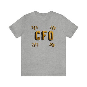 以下が含まれることがあります： ヘザーグレーのTシャツに、金色の「CFO」の文字が、分数（3/5、1/4、2/3、7/8）で囲まれています。