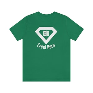 Puede incluir: Una camiseta verde con un logotipo de superhéroe blanco que presenta el icono de Excel y el texto "Excel Hero".