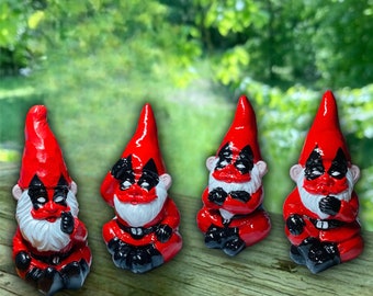 Gnomo de jardín inspirado en Deadpool: Arte de cerámica pintado a mano para el jardín