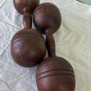 Wood dumbbells hand weights early 1900s pair very nice vintage condition 14 oz each