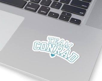 team Conrad Varsity-sticker | de zomer werd ik mooi | tsitp merch, tsitp cadeau, tsitp sticker voor laptops tijdschriften bekers, voor haar