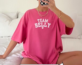 team buik-T-shirt | de zomer werd ik mooi | uniseks comfortkleuren 1717 t-shirt | team conrad jeremiah neven en nichten strand tsitp merch