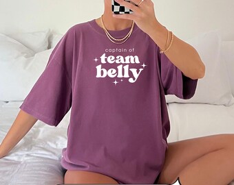 aanvoerder van het team buik T-shirt | de zomer werd ik mooi | uniseks comfortkleuren 1717 t-shirt | team conrad jeremiah neven en nichten strand tsitp merch