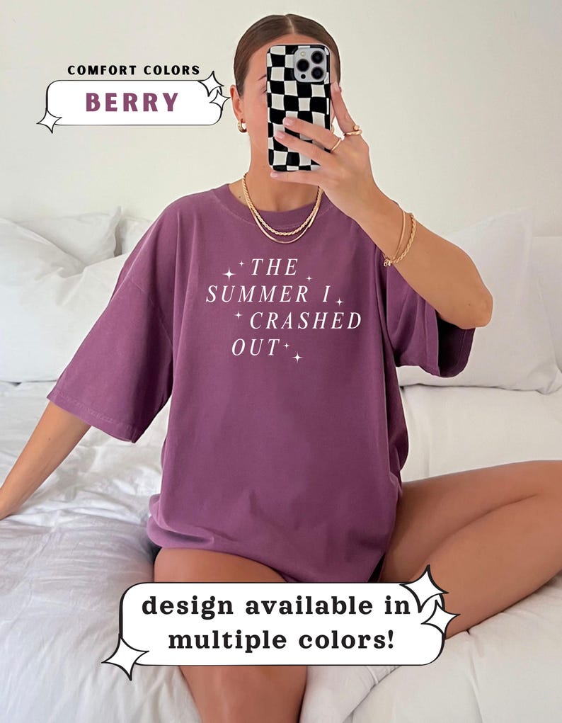Pode incluir: T-shirt cor de baga com o texto branco "THE SUMMER I CRASHED OUT". A camisa faz parte da cole&ccedil;&atilde;o Comfort Colors. O design est&aacute; dispon&iacute;vel em v&aacute;rias cores.